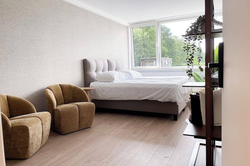 Geheel appartement, Heb je een rustige plek nodig om op te laden? Deze gezellige kamer vlakbij de Universiteit van Tilburg biedt een vredige omgeving omringd door natuur, met toegang tot een gedeelde keuken, wasfaciliteiten en gratis parkeergelegenheid in de buurt—perfe in Tilburg, Noord-Brabant