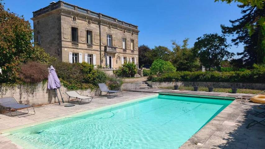 Location de vacances pour 12 personnes, avec Jacuzzi ainsi que Terrasse et Piscine à Saint-Martin-Lacaussade