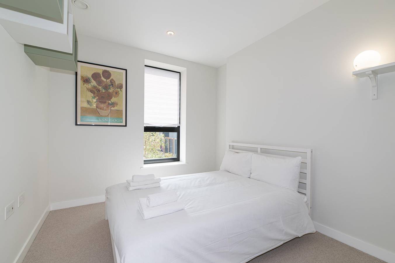 Entire apartment, Bright & Stylish 2-Bed flat with Balcony in Ealing - Pass the Keys in Ealing, London
