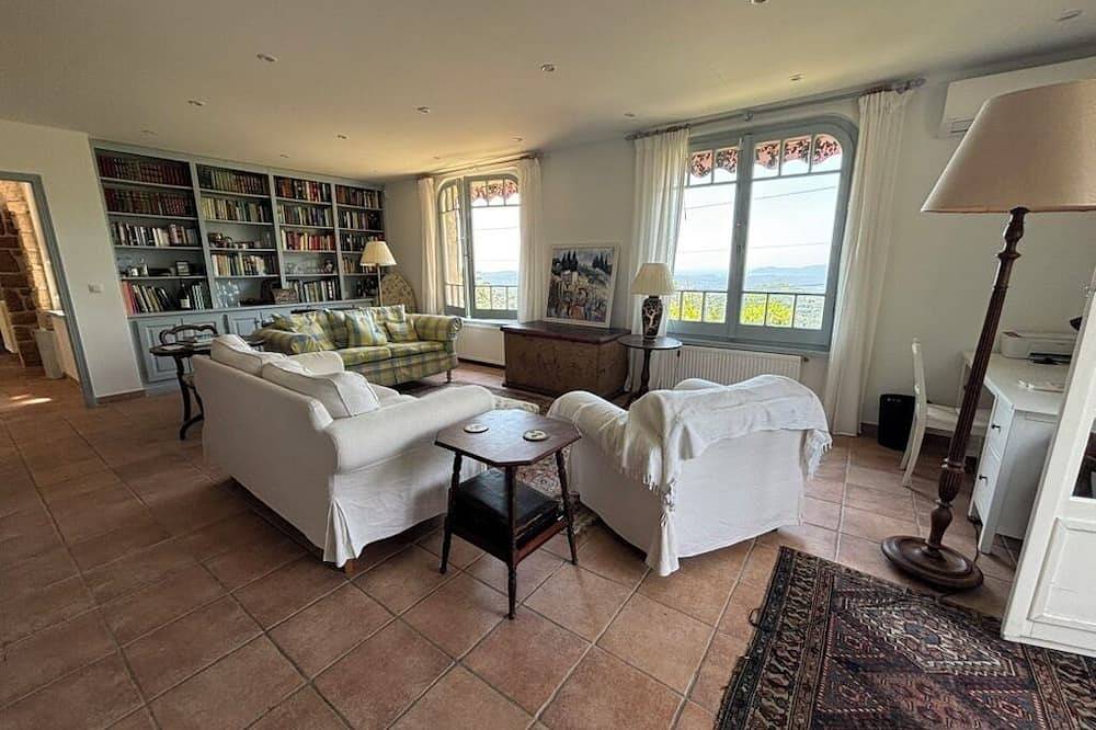 Beautiful 4 bed villa, stunning panoramic views, fully-equipped pool house. in Grasse, Côte méditerranéenne (France)