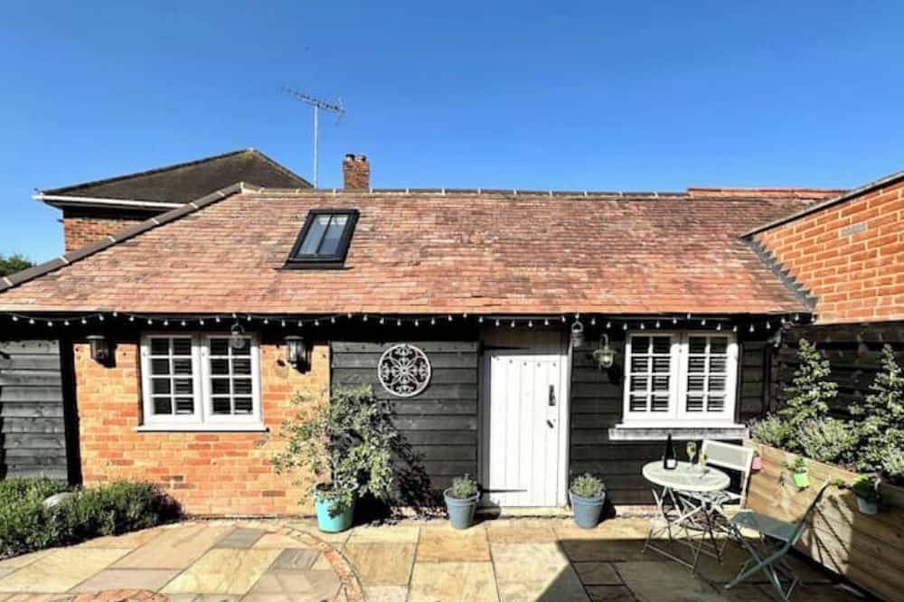 Lovely Courtyard Studio in Wokingham.\nclose to all major travel links. in Wokingham, Berkshire