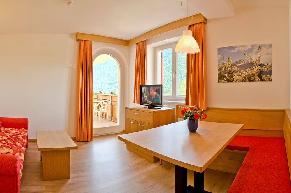 Ganze Wohnung, Sonnige Ferienwohnung mit Sole- Außenpool am Algunder Waalweg in Oberplars, Algund