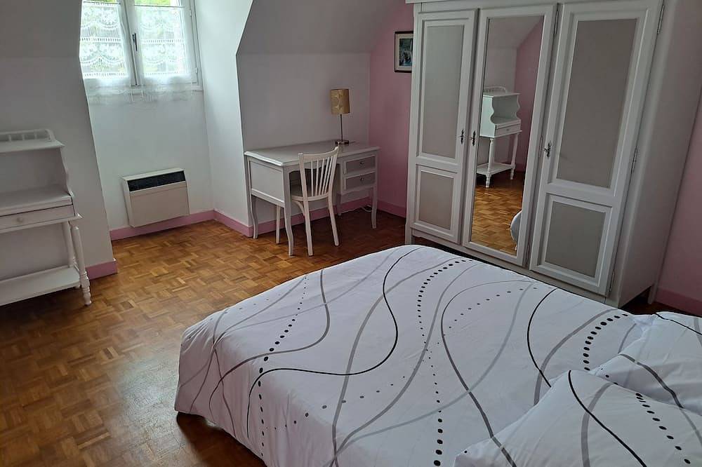 Large family house, 5 bedrooms, only 5 km from the Abers and soft sandy beaches in Plouguerneau, Brest region