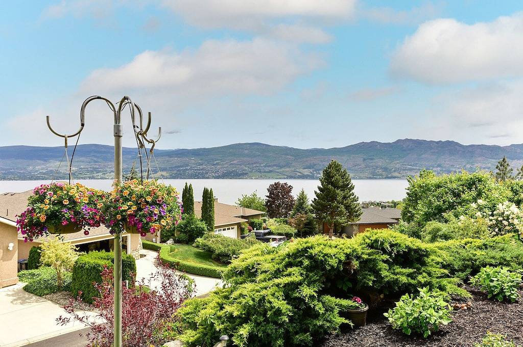 Legal 1 bedroom Guest Suite for two, with lake views & walk to wineries. in West Kelowna, Crystal Mountain
