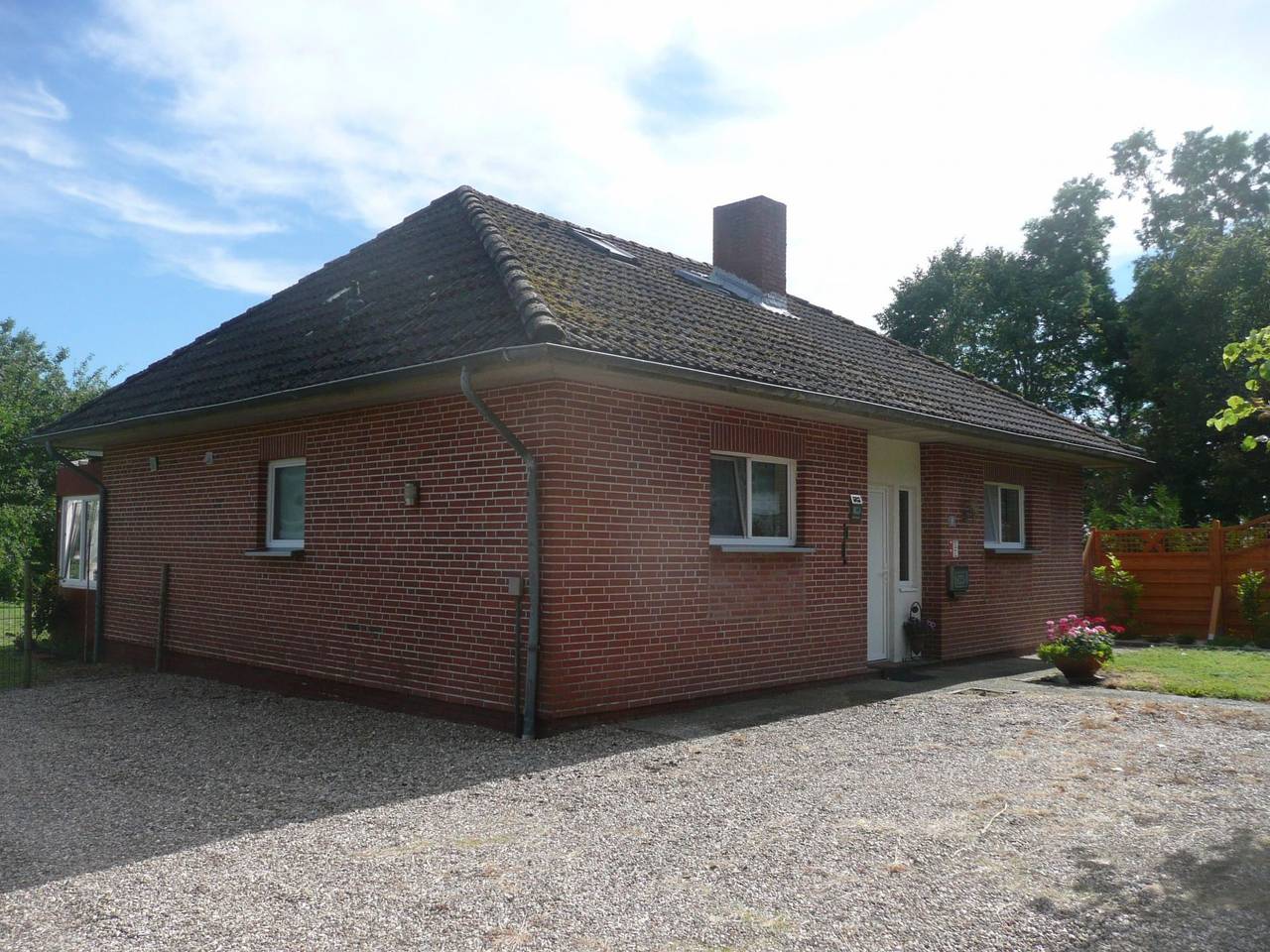 Gemütliches Ferienhaus am Deich mit Gartenzimmer in Eider-Treene-Sorge