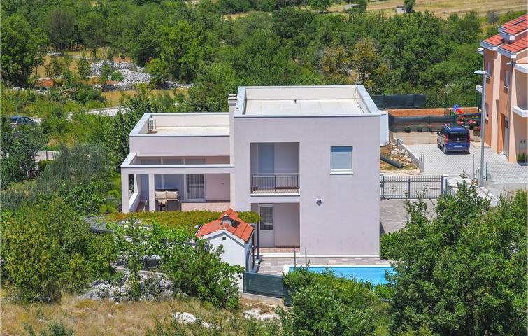 Reizende 1-Zimmer-Wohnung mit Terrasse in Dugopolje, 600 m vom Stadtzentrum entfernt in Dugopolje, Dalmatinisches Zagora