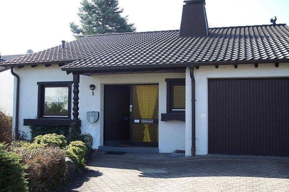 Entire apartment, Vacation home Charlotte - vacation home, bathroom, toilet and bathtub, 4 bedrooms in Wiebelskirchen, Neunkirchen