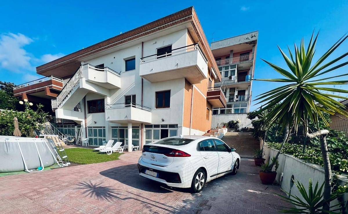 Domus Apartment in villa, swimming pool and private parking in Gravina di Catania, Catania e dintorni