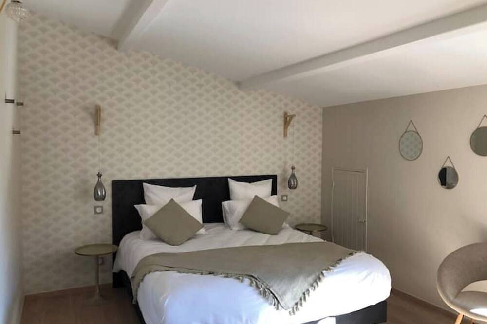 Maison en pierres avec piscine privée et surplombant la vallée in Lussan, Région de Nîmes