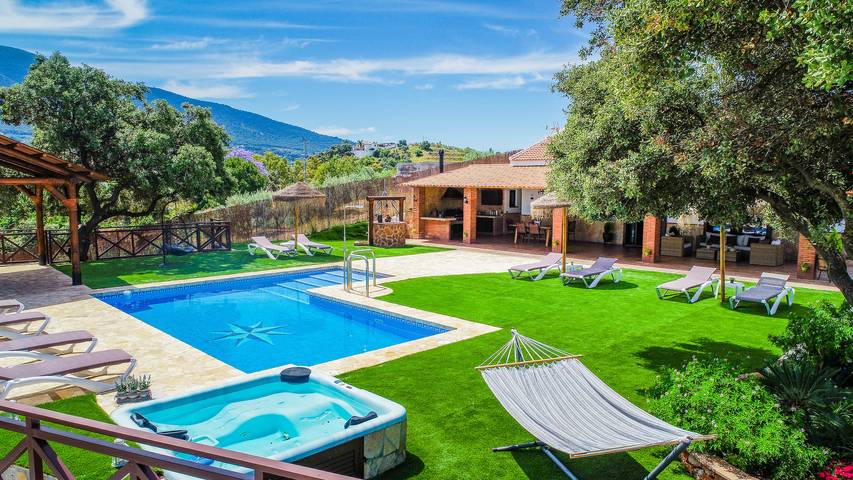 Vakantiehuis voor 12 personen, with whirlpool and tuin as well as terras in Alhaurín el Grande