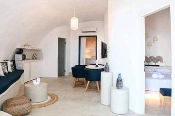 Holiday Apartment for 4 People in Firostefani, Thera, Photo 3