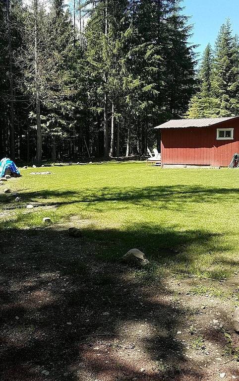 Kleine rote Hütte im Wald in Kaniksu Nationalwald