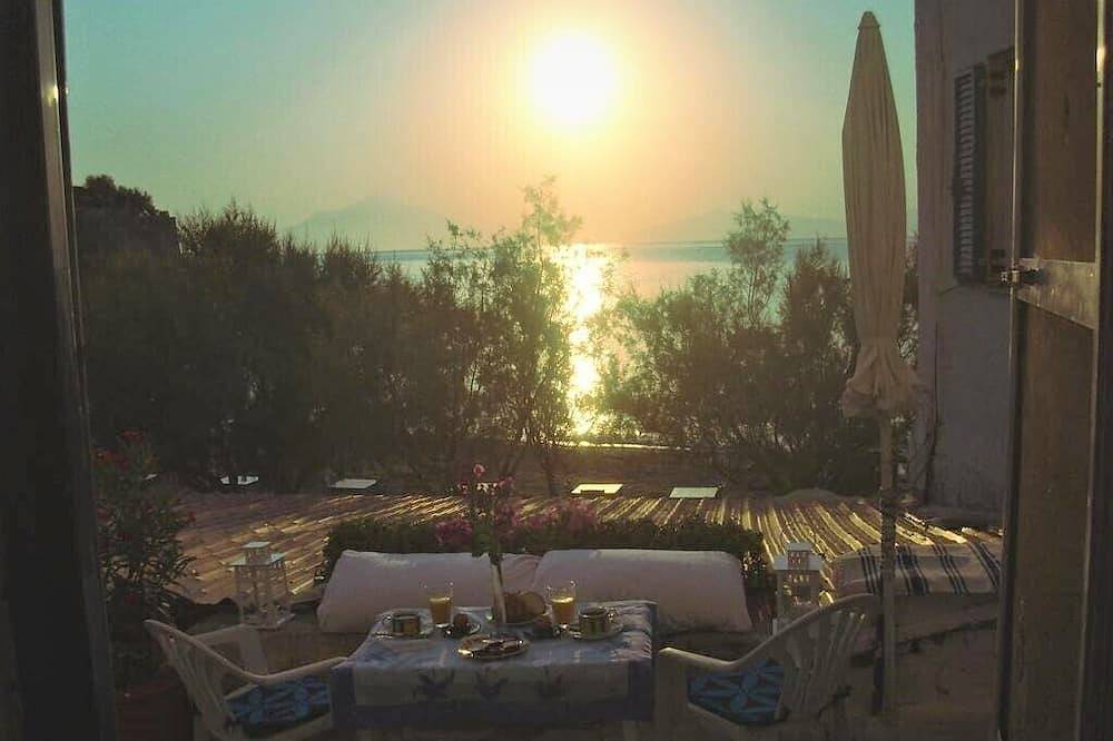 Geheel appartement, 'alkistis' Ground Floor Appartement aan zee in Ikaria