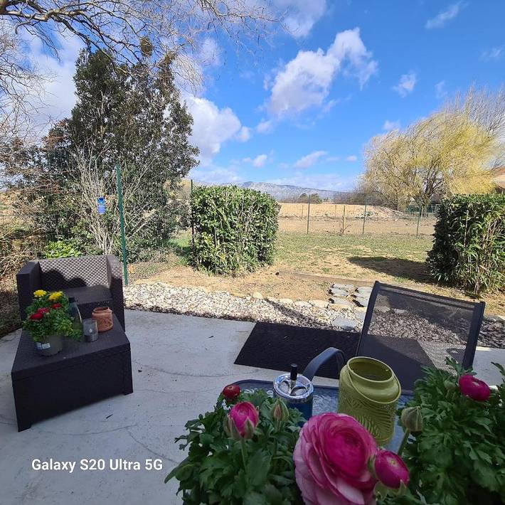 Location de vacances pour 2 personnes, avec Terrasse et Jardin ainsi que Piscine et Vue à Trets