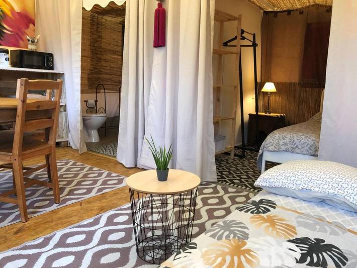 Tente pour 3 personnes, avec jardin et balcon ainsi que vue et piscine dans Indre - 2