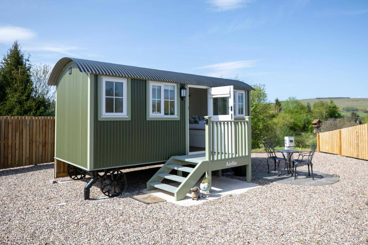 Cabin for 2 with walks, Wifi, bat and restaurant in Angus