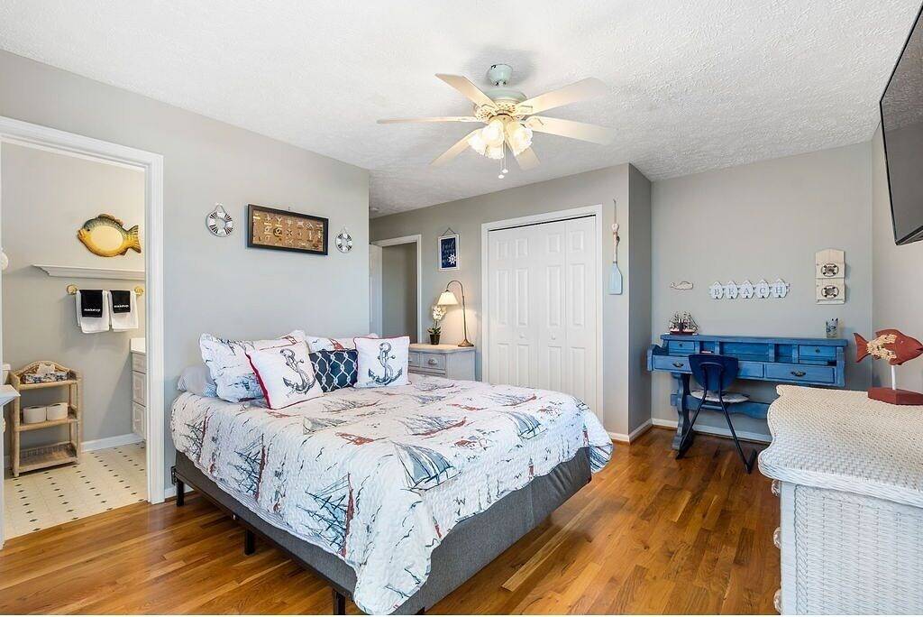 Ganze Wohnung, Cozy beachfront property with amenities, completely renovated recently! in Wilmington Beach, Pleasure Island