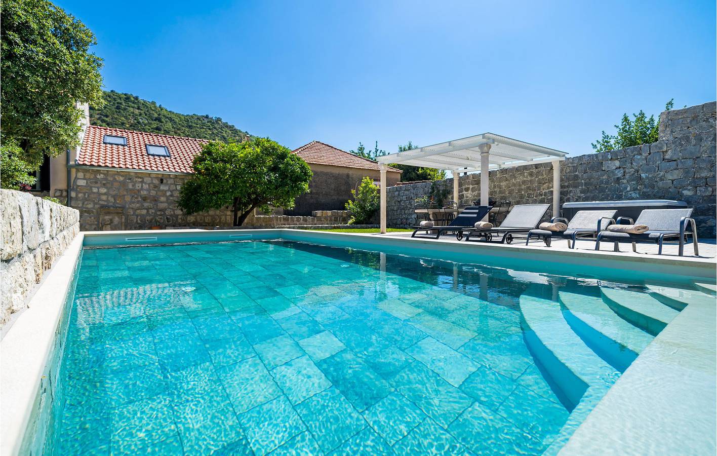 Ferienwohnung mit Meerblick, Pool, WLAN und Parkplatz in der Nähe von Mokosica in Mokosica, Dubrovnik-Neretva
