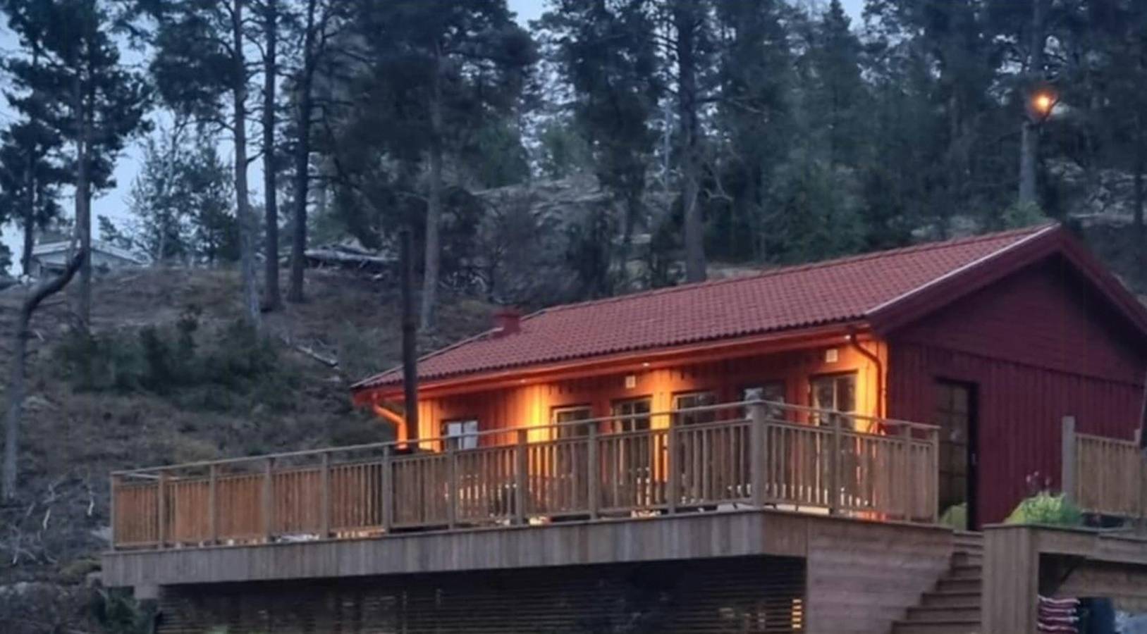 Archipelhaus mit Terrasse auf einer malerischen Anhöhe in Stockholmer Schärengarten