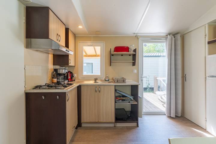 Mobile Home 'Le 154 Aux Iscles' with Shared Pool, Private Terrace and Air Conditioning in La Roque-d'Anthéron, Aix-en-Provence region
