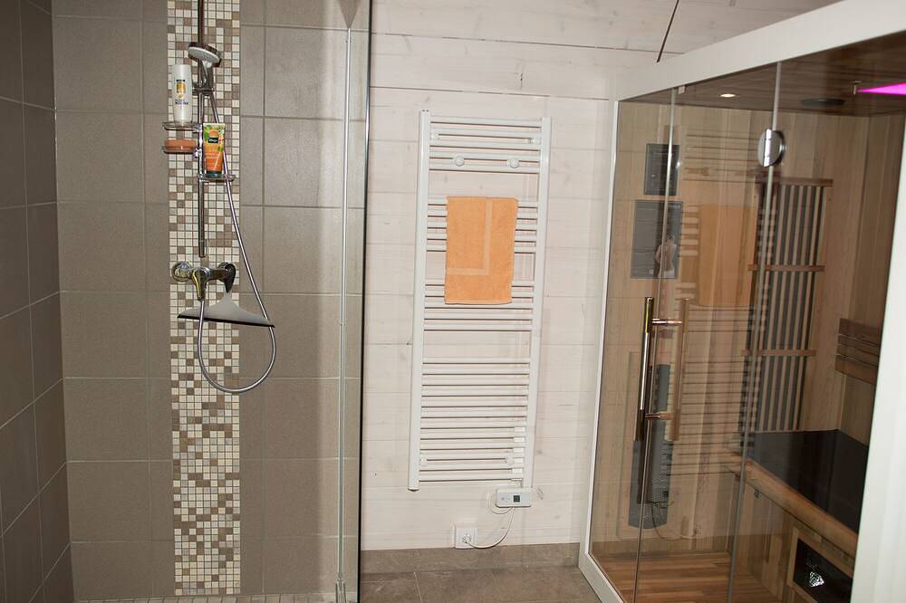 Ferienhaus 80qm Wfl 400qm Alleingrundstück Mcpom am Kummerower See. Wallbox 22kw in Neukalen, Kummerower See