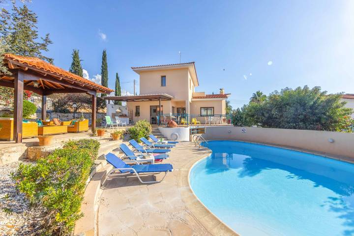 Villa for 4 people, with balcony and garden in Peyia