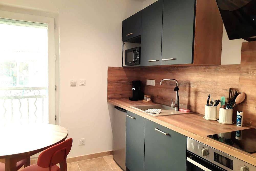 Entire apartment, Comfortable aparthotel with terrace in Tulette, Nyons region