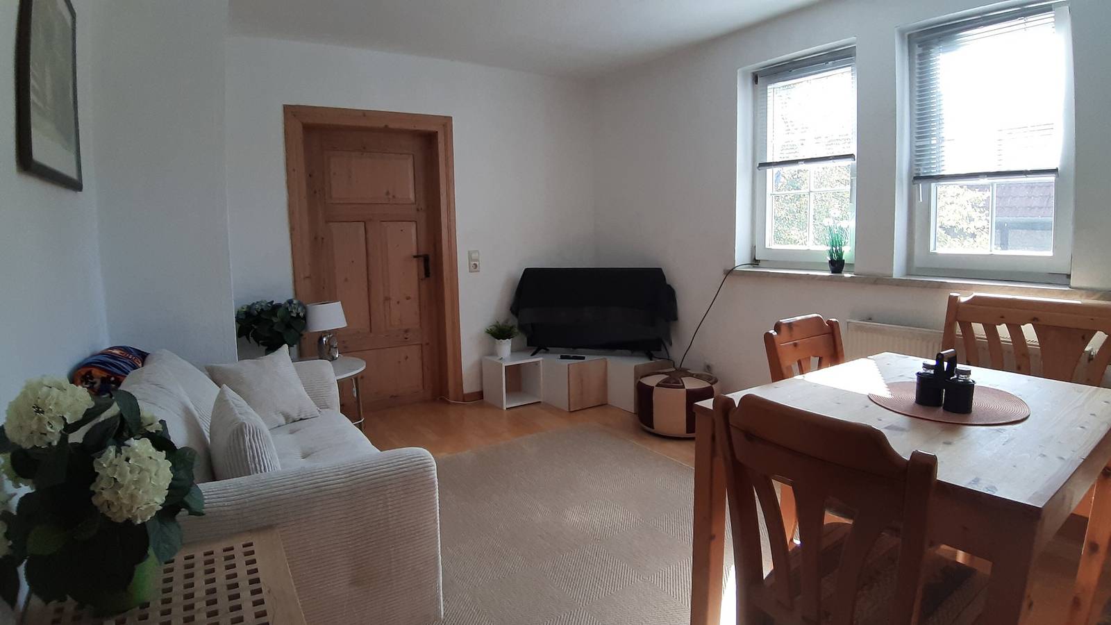 Ganze Wohnung, Ferienwohnung mit großer Terrasse und Blick ins Grüne in Gumperda, Saaleland