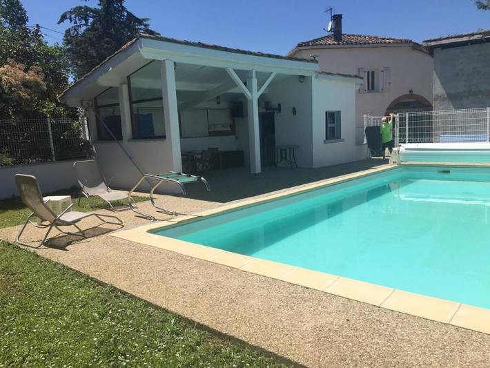 Maison d’hôte pour 4 personnes, avec Balcon et Terrasse ainsi que Jardin et Piscine à Parisot