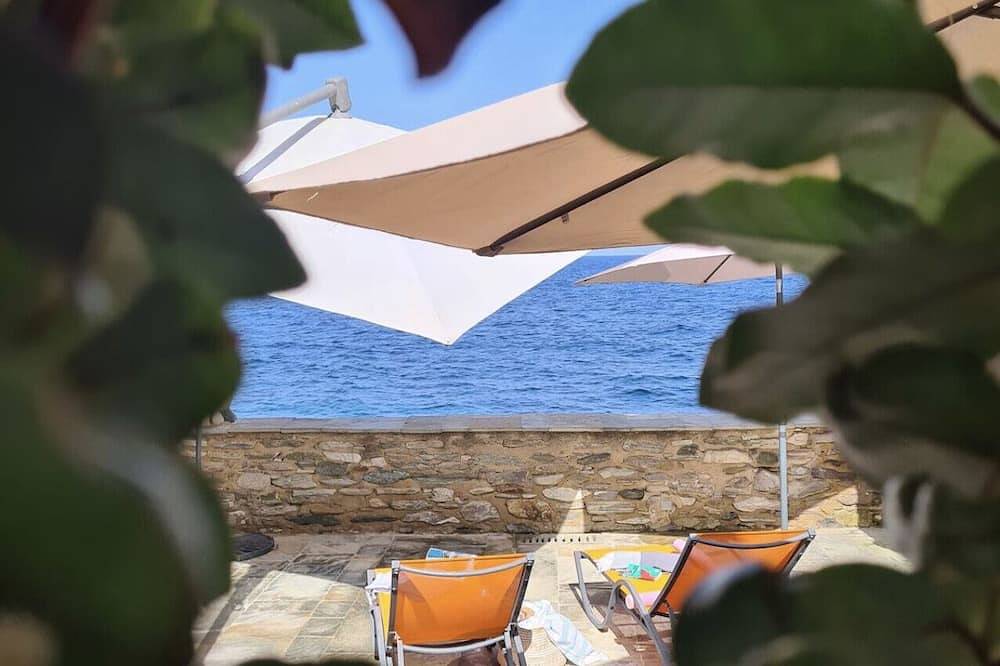 Geheel appartement, Luxury apartment, with sea view terrace, at the foot of the Genoese Tower of Erbalunga in Erbalunga, Brando