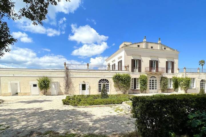 Ferienhaus für 24 Personen, mit Balkon und Whirlpool sowie Terrasse und Garten