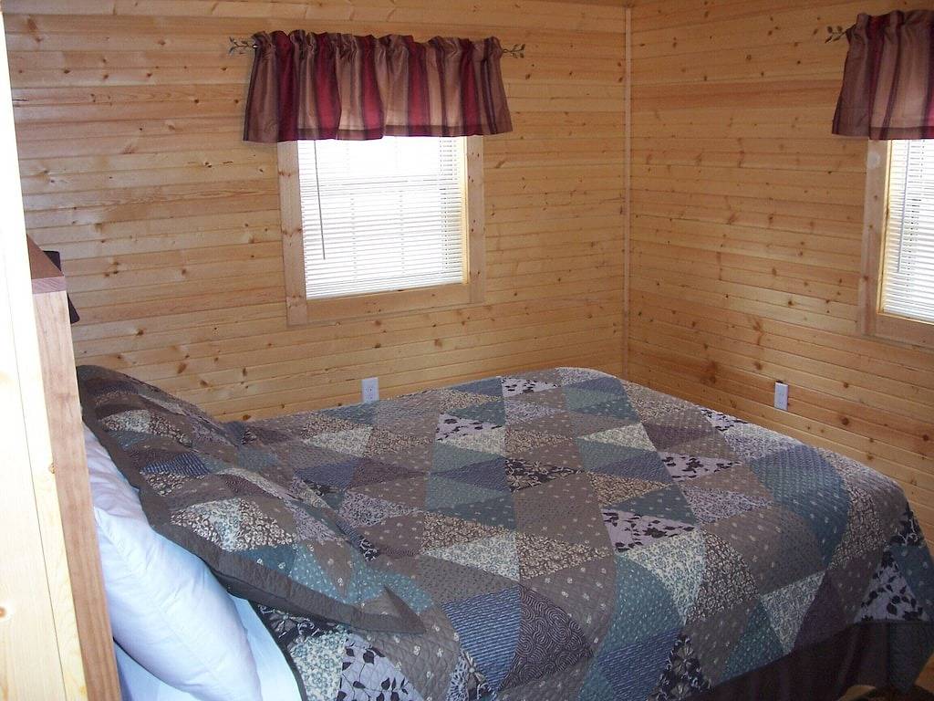 Spacious 740 sq ft Cabin w/ Deck, Fire Pit & Disc Golf — Mins from Mammoth Cave in Mammoth Cave Nationalpark