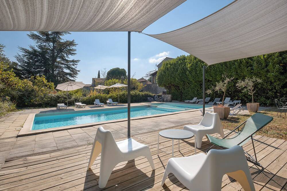 Large authentic house with swimming pool and tennis court, ideal for families and friends in Labastide-de-Virac, Gorges de l’Ardèche