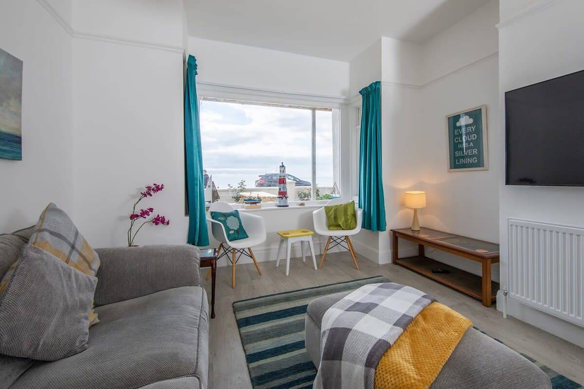 Beautiful Beachfront House wth Balcony & Sea Views in Bognor Regis, West Sussex