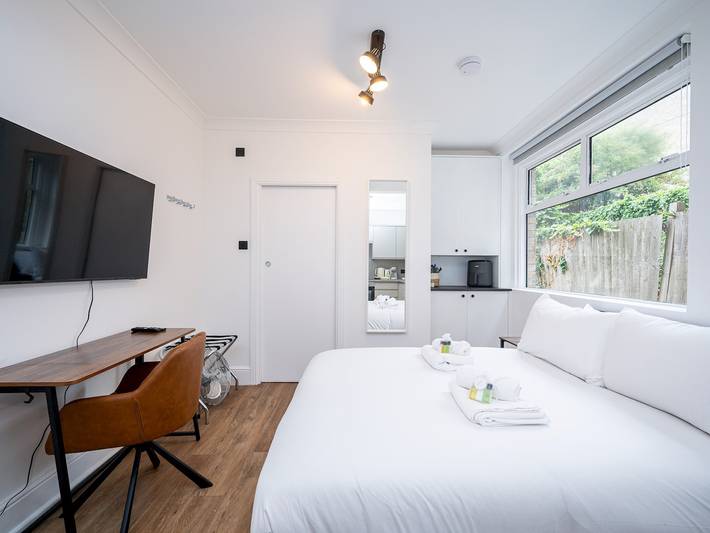 Apartment for 2 people, with terrace in Croydon
