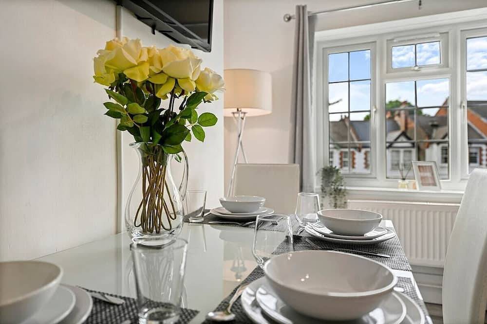 Entire apartment, Guest Homes | Rosebank Gardens in Ealing, London