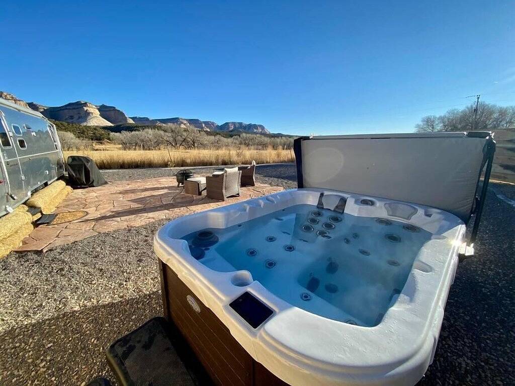 Romantic Zion Airstream #2 | Hot Tub & Stargazing in Kane County