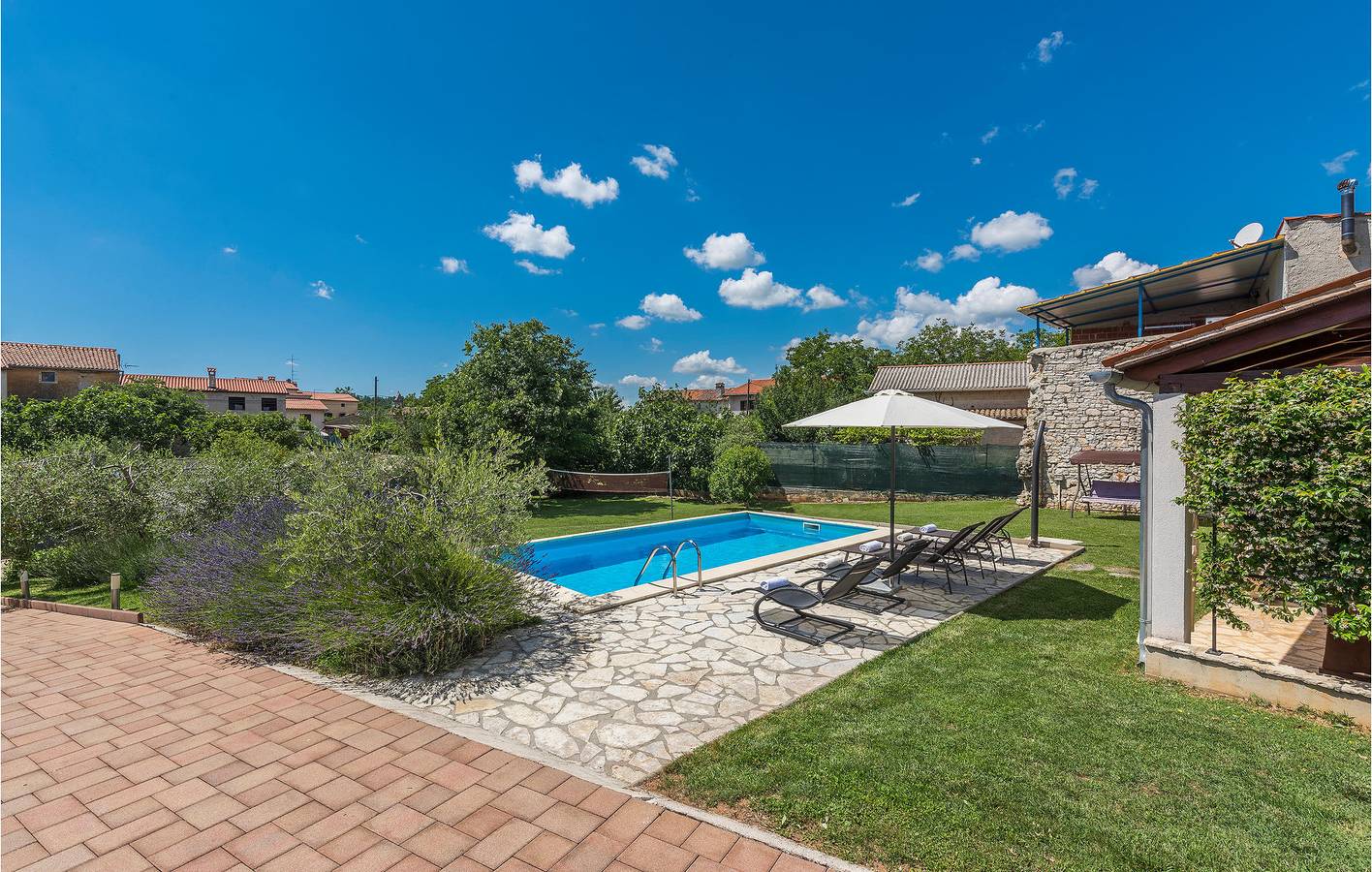 Schickes 2-Zimmer-Apartment mit Pool und Terrasse, in der Nähe einer Pizzeria und des Zentrums von Barban in Barban, Südküste Istrien