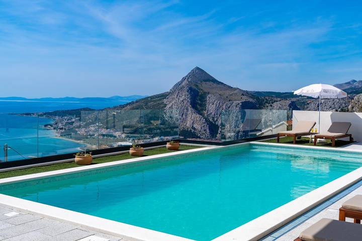 Ferienhaus für 10 Personen, mit Balkon/Terrasse und Pool in Omis