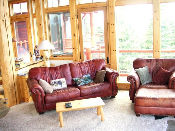 Log cabin for 13 people, with balcony and sauna as well as pool and hot tub in Northern California