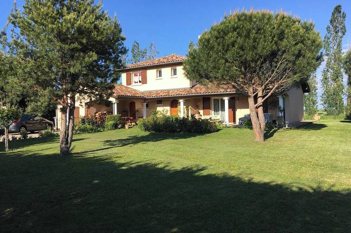 Location de vacances pour 8 personnes, avec Balcon et Jardin dans Saint-Cyr-sur-le-Rhône