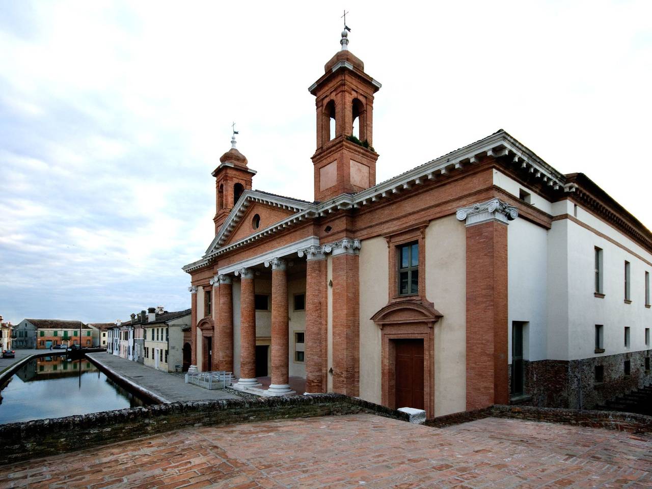 Eckhaus in Lido Di Volano, großer Innenhof, Grillplatz in Comacchio, Ferrara Provinz