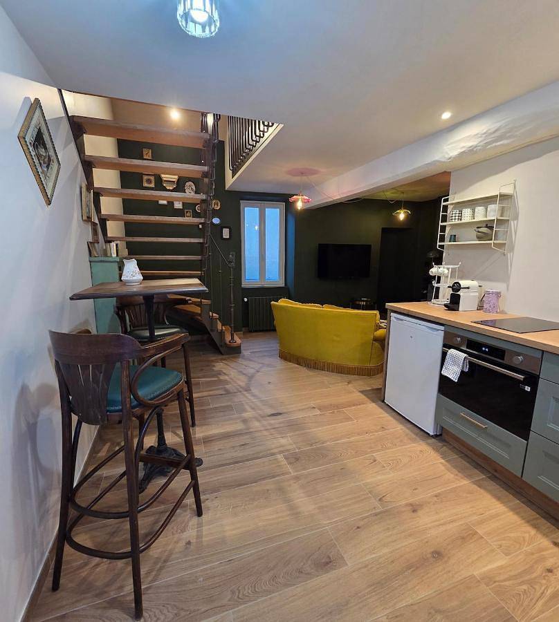 Appartement entier, La Petite Preuse, un Petit Chablis avec jacuzzi in Fontenay-près-Chablis, Région d'Auxerre