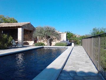 Chambre d’hôte pour 2 personnes, avec vue ainsi que piscine et jardin à Cruis
