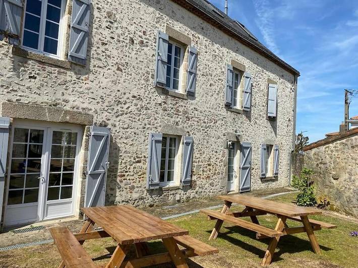 Location de vacances pour 13 personnes, avec Terrasse ainsi que Jardin et Vue à Saint-Mars-la-Réorthe