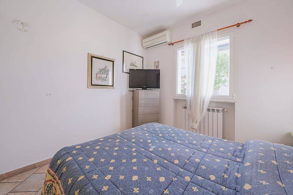 Entire apartment, Lovely apartment for 4 guests with A/C, Wifi, Tv, patio and parking in Cinquale, Montignoso