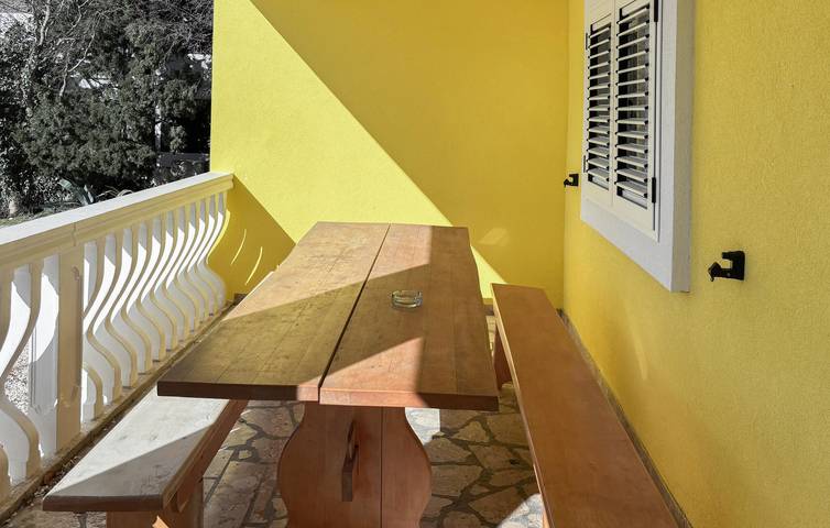 Ganze Ferienwohnung, Charmantes Apartment mit Meerblick, WLAN und Parkplatz, 1,5 km von der Küste entfernt in Lukovo Šugarje, Naturpark Velebit