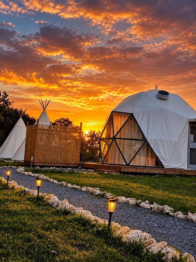 Location de vacances pour 3 personnes, avec Terrasse et Jacuzzi ainsi que Jardin et Vue à Saint-Pierre-de-Juillers