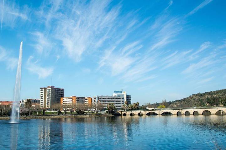 Location de vacances pour 4 personnes, avec balcon et jardin à Mirandela