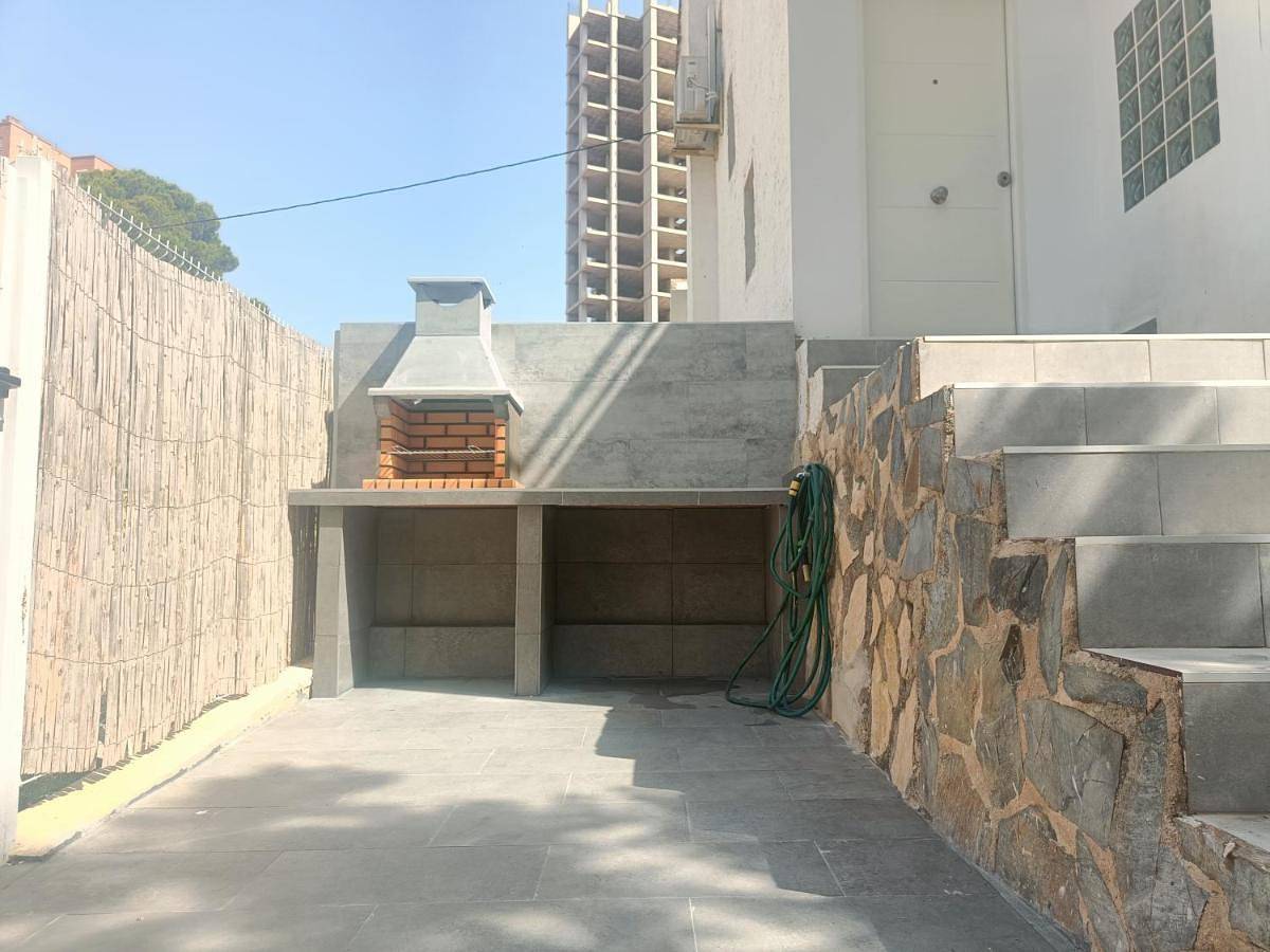 Casa Mya con terreno privado y parking compartido - a 800m de Playa Poniente in Benidorm, Costa Blanca